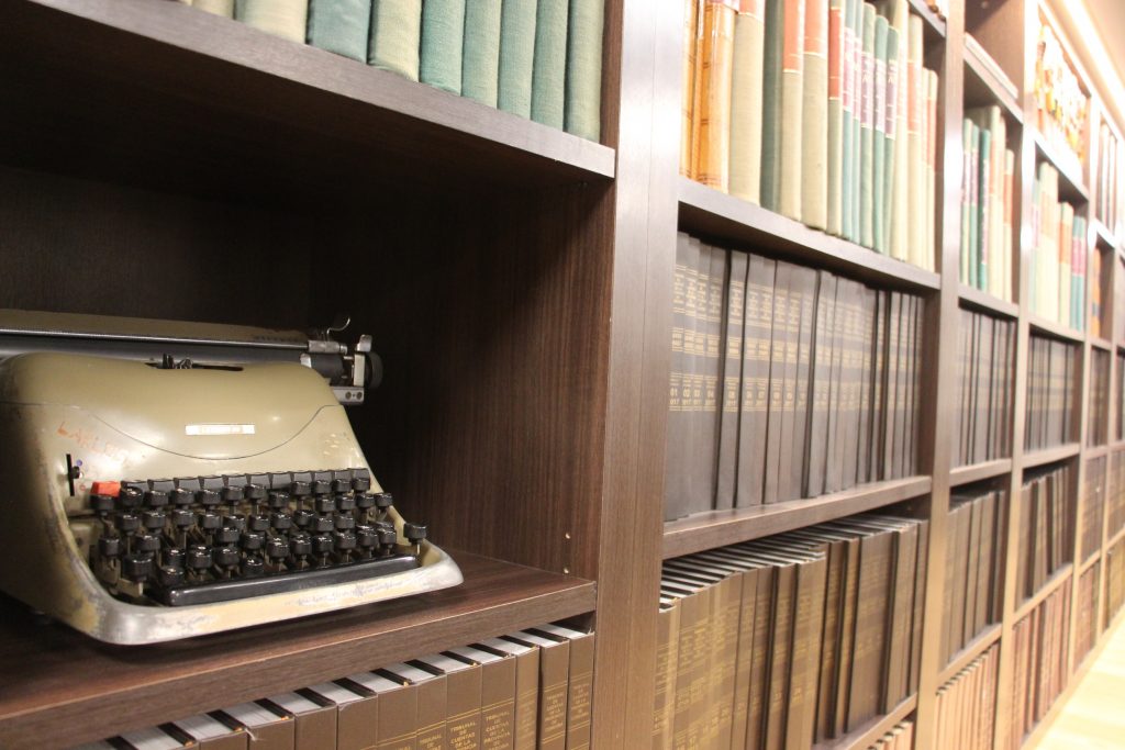 Biblioteca con máquina de escribir - Tribunal de Cuentas de la Provincia de Córdoba